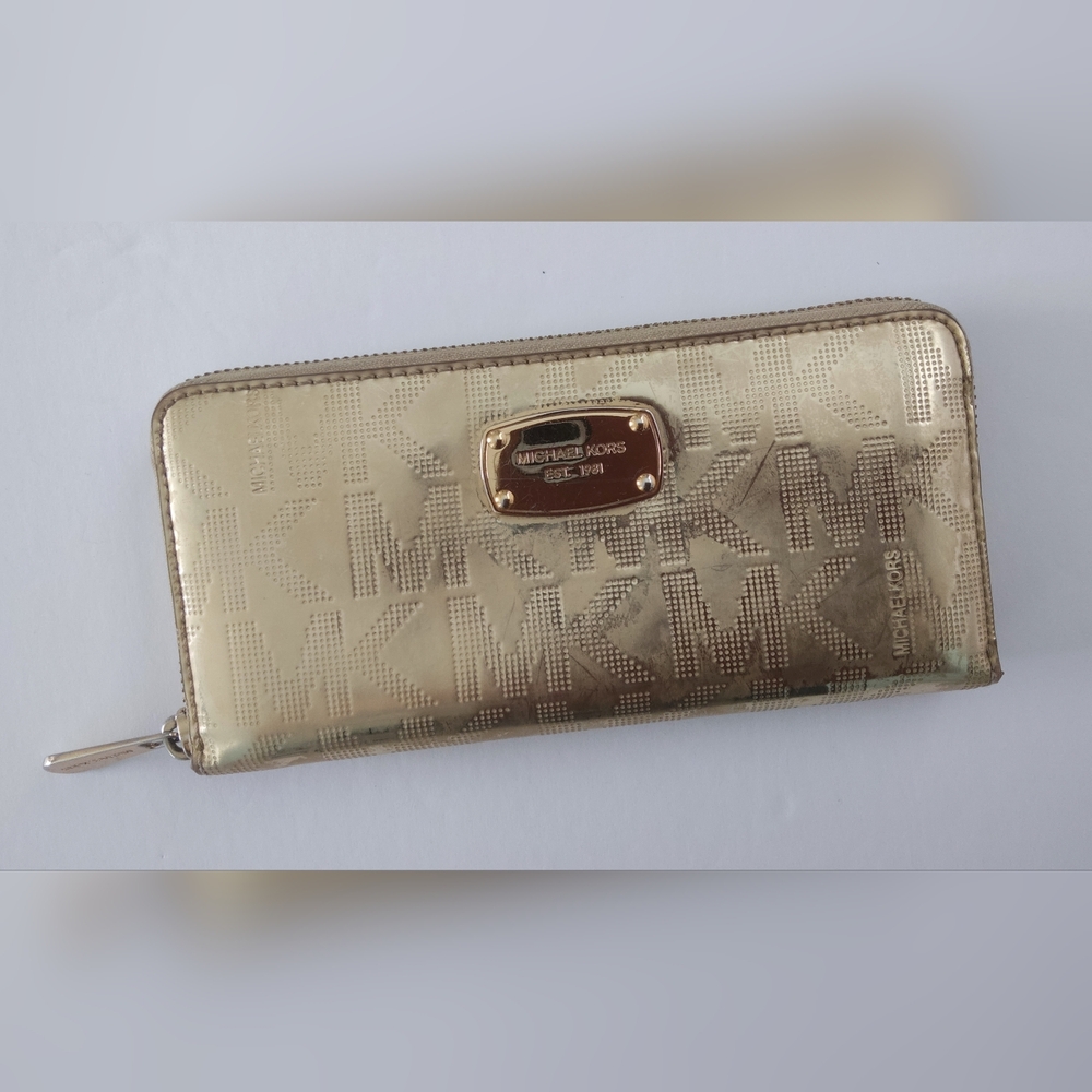 Michael Kors Metallic Gold Signature Zip Wallet. Pre-owned.